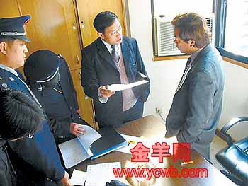 市勞動保障監(jiān)察支隊兵分五路突襲&ldquo;黑中介&rdquo;(圖)