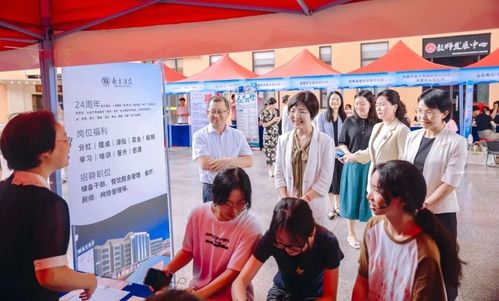 企業(yè)家進校園 引領成長,點亮青春 河源市舉辦 金鳳展翅 女大學生創(chuàng)業(yè)就業(yè)服務活動